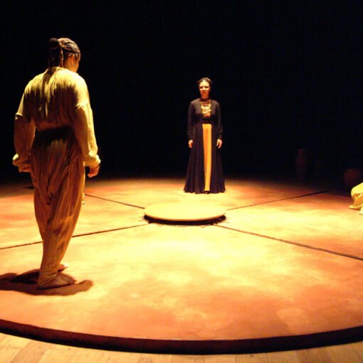 Ana Luiza Alkimim, Mariana Oliveira, Cybele Jácome, Cristine A’gape e Fernanda Maia. Medeia, de Eurípides, 2003. Foto: Luiz Henrique Sá.