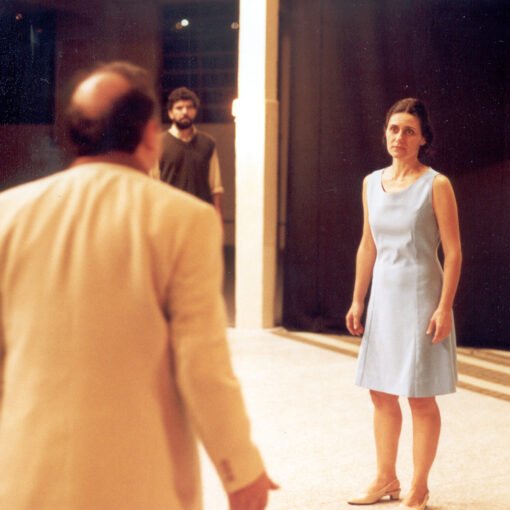 Antônio Alves, Alexandre Dantas e Helena Varvaki. Vestir os nus, de Luigi Pirandello, 2004. Foto: Luiz Henrique Sá.