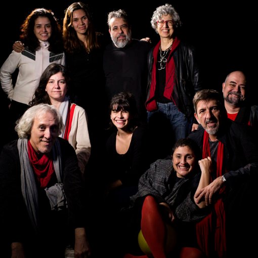 De pé: Nivea Faso, Mariana Pantaleão, Antonio Guedes, Fátima Saadi. Agachados: Sérgio Machado, Cristina Flores, Carolina Maduro, Fernanda Maia, Oscar Saraiva e Antônio Alves. Vocês que habitam o tempo, de Valère Novarina, 2018. Foto: Carolina Maduro.