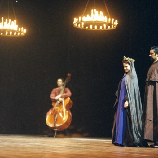 Andrea Spada, Claudia Ventura e Walter Lima Torres. Henrique IV, de Luigi Pirandello, 2000. Foto: Guga Melgar.