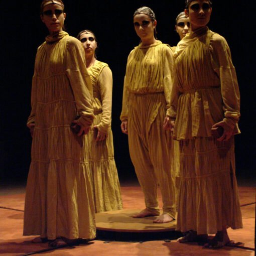 Ana Luiza Alkimim, Viviana Rocha, Mariana Oliveira, Cristine A’gape e Fernanda Maia. Medeia, de Eurípides, 2003. Foto: Luiz Henrique Sá.