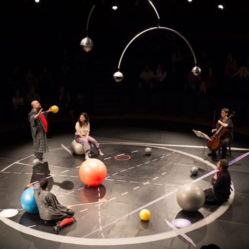 Fernanda Maia, Antônio Alves, Cristina Flores, Maria Clara Valle e Oscar Saraiva. Vocês que habitam o tempo, de Valère Novarina, 2018. Foto: Carolina Maduro.