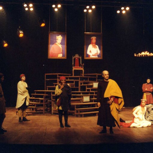 Priscila Amorim, Mário Piragibe, Vilma Melo, Marcos França, Simone André, Walter Lima Torres, Claudia Ventura, Julia Merquior, Andrea Spada e Alexandre Dantas. Henrique IV, de Luigi Pirandello, 2000. Foto: Guga Melgar.