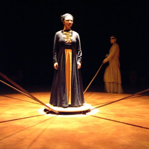 Cybele Jácome e Cristine A’gape. Medeia, de Eurípides, 2003. Foto: Fotos Luiz Henrique Sá.