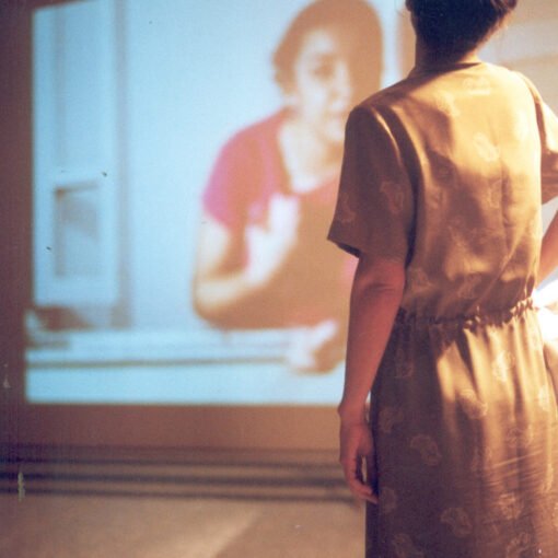 Cybele Jácome (projeção) e Priscila Amorim. Vestir os nus, de Luigi Pirandello, 2004. Foto: Luiz Henrique Sá.