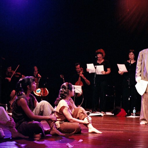 Ana Luiza Alkimim, Marcia Alves e Viviana Rocha (sentadas), Paula Leal e Amora Pêra (nos microfones), Dudu Sandroni. Peer Gynt, de Henrik Ibsen (leitura encenada), 2006. Foto: Luiz Henrique Sá.