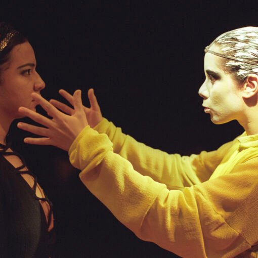 Cybele Jácome e Mariana Oliveira. Medeia, de Eurípides, 2003. Foto: Luiz Henrique Sá.