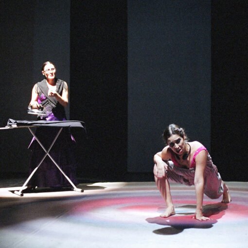 Fernanda Maia e Viviana Rocha. A Rua do Inferno, de Antonio Onetti, 2008. Foto: Luiz Henrique Sá.