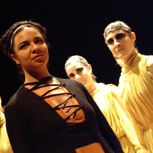 Ana Luiza Alkimim, Cybele Jácome, Mariana Oliveira e Fernanda Maia. Medeia, de Eurípides, 2003. Foto: Luiz Henrique Sá.