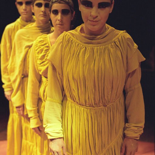 Ana Luiza Alkimim, Fernanda Maia, Viviana Rocha e Cristine A’gape. Medeia, de Eurípides, 2003. Foto: Luiz Henrique Sá.