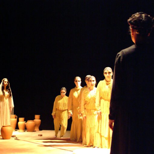 Luiza Baratz, Mariana Oliveira, Ana Luiza Alkimim, Fernanda Maia, Viviana Rocha, Cristine A’gape, Cybele Jácome e Alexandre Dantas. Medeia, de Eurípides, 2003. Foto: Luiz Henrique Sá.