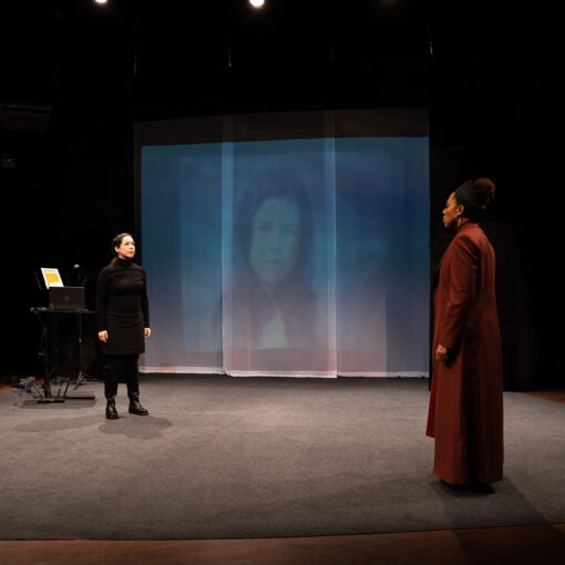 Gabriela Estevão e Viviana Rocha. AntígonaCreonte, de Antonio Guedes e Fátima Saadi, a partir de Sófocles, 2024. Foto: Carolina Maduro.