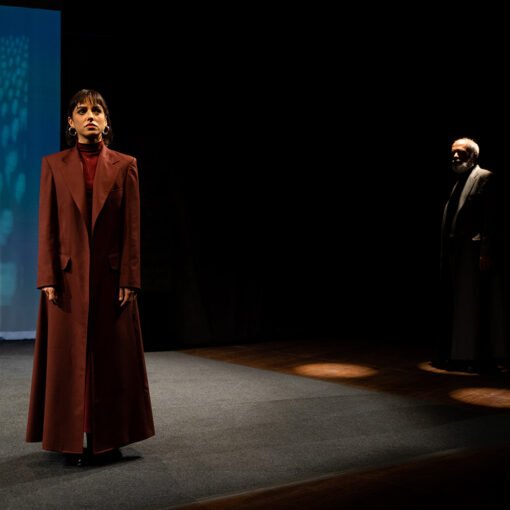 Gabriela Estevão e Gustavo Ottoni. AntígonaCreonte, de Antonio Guedes e Fátima Saadi, a partir de Sófocles, 2024. Foto: Carolina Maduro.