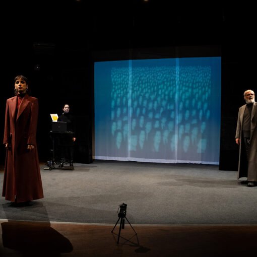 Gabriela Estevão e Gustavo Ottoni. AntígonaCreonte, de Antonio Guedes e Fátima Saadi, a partir de Sófocles, 2024. Foto: Carolina Maduro.