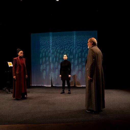 Vilma Melo, Viviana Rocha e Gustavo Ottoni. AntígonaCreonte, de Antonio Guedes e Fátima Saadi, a partir de Sófocles, 2024. Foto: Carolina Maduro.